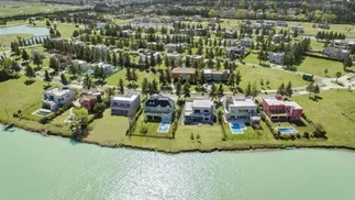 Verano 2026: cuánto cuesta alquilar casa con pileta en barrios cerrados de Canning