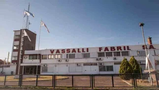 Un gigante del agro reactiva su planta tras venderse por un dólar y reincorpora empleados