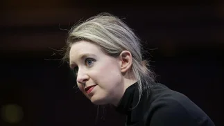 Elizabeth Holmes ingresa a prisión por una condena de 11 años