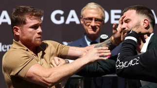 Golpes e insultos entre Canelo Álvarez y Caleb Plant
