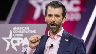 Donald Trump Jr. vende camisetas burlándose de Alec Baldwin
