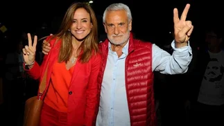 Video: así escracharon a Pepe Albistur y Tolosa Paz en Pinamar