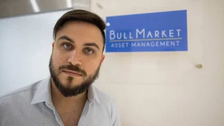 Marra pagará multa millonaria por recomendar invertir en acciones