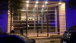 VIDEO | Encapuchados atacaron con bombas molotov al diario Clarín