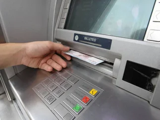 Robos con tarjetas de débito: cómo es la 'estafa lazo libanés'