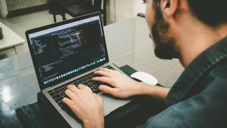 Qué carreras tech cortas, con buenos sueldos y salida laboral podés estudiar