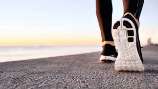 Ni gimnasio ni running: cómo es la caminata japonesa que mejora la memoria y la presión