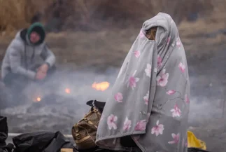 Refugiados escapan de Ucrania y queman ropas para combatir frío