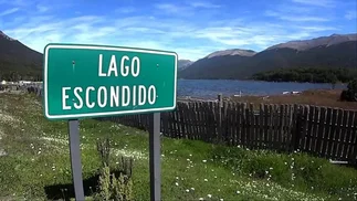 Ordenan reabrir camino a Lago Escondido, bloqueado por Joe Lewis