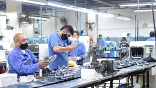 Emblemática marca de zapatillas, cerca de cerrar en el país por despidos y caída de ventas