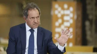Insólita reacción de Scioli ante pregunta por corrupción en la AFA: 'Me voy a comer'