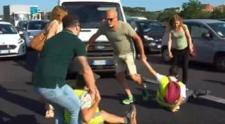 Video | En un corte de ruta, conductores desalojaron un piquete