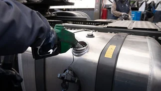 Cargó gasoil con agua, dañó su camioneta y la Justicia ordenó una indemnización millonaria