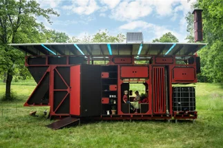 En fotos: una tiny house sustentable ¡y hasta tiene un gallinero!