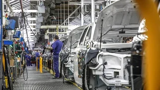 Empresa que provee a automotrices suspende empleados y recorta sueldos un 25% por 3 meses