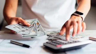 Comprar dólar cripto hoy y pagarlo en cuotas: la estrategia pre elecciones octubre 2025