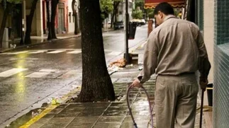 Cuánto cobra un encargado de edificio y qué impacto tiene su sueldo en las expensas