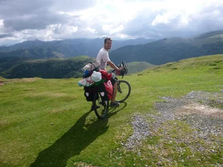 Recorrió el mundo en bici y asesora en agricultura regenerativa