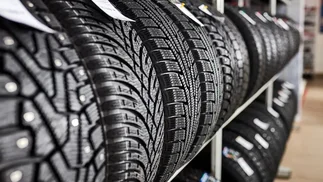 Qué supermercados liquidan neumáticos para autos con descuento y CUOTAS SIN INTERÉS
