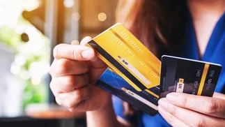 Tarjetas de crédito: los riesgos al pagar y lo que viene