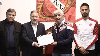 Súper chino y sandwichería: insólitas deudas de Independiente