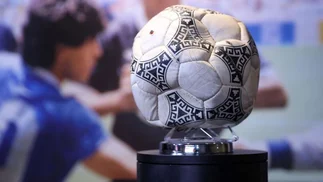 La histórica pelota de Maradona en México 1986 sale a subasta por millones de dólares