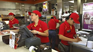 Cuál es el sueldo de empleados de McDonald’s, Burger King y Starbucks tras último aumento