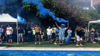 Hinchas celebraron el triunfo argentino en la casa de Maradona