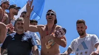 Dibu Martínez en la caravana con un muñeco con la cara de Mbappé