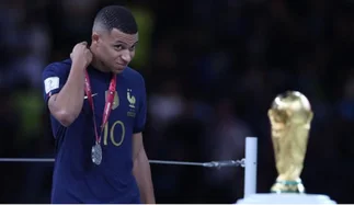 Mbappé muy enojado a sus compañeros en el entretiempo de la final