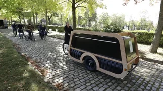 En fotos: cómo funciona la bicicleta sustentable fúnebre