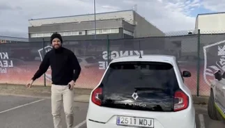 Piqué contra Shakira: el futbolista apareció manejando un Twingo