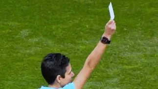 Estrenaron la tarjeta blanca en el fútbol: ¿para qué sirve?
