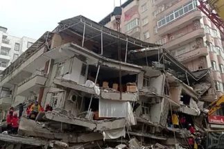 El momento exacto en el que colapsa un edificio en Turquía