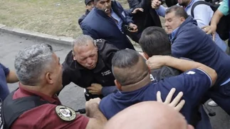 VIDEO | El momento en que colectiveros atacan a Berni