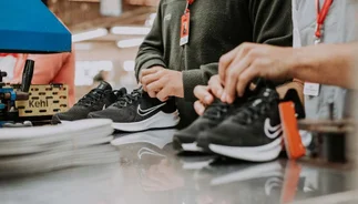 La única fábrica de zapatillas Adidas y Nike en el país mudó parte de su labor a Paraguay