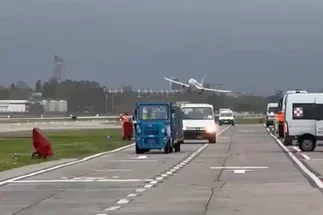 VIDEO | Avión de Flybondi hizo arriesgada maniobra para aterrizar