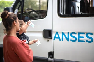 Con aumentos de Milei: de cuánto será la AUH y Tarjeta Alimentar