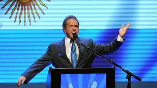 Scioli no se baja 'ni aunque le exijan tener los dos brazos'