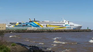 Buquebus presiona al gobierno de Uruguay: busca operar puerto clave
