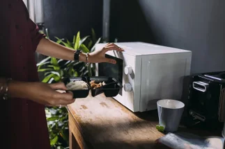 Qué alimentos no pueden calentarse en el microondas