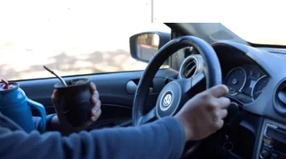 De cuánto es la multa por manejar tomando mate