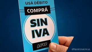 ¿Conviene comprar con débito y sin IVA o en efectivo con rebaja?