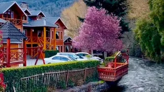 Montañas, arroyo y cabañas: los Alpes suizos pero en la Patagonia