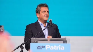 Massa busca el voto en provincias opositoras para vencer a Milei