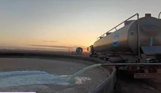 Drama en Sancor: ¿por qué descartarían miles de litros de leche?