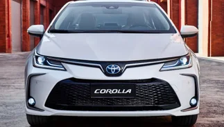 Toyota lanza un Corolla como uno de los autos más accesibles
