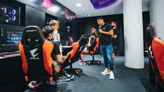 Qué sueldo pagan Messi y Kun Agüero a sus gamers en Krü Esports