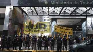 Primera marcha 'ordenada' contra Milei: no cortaron la calle