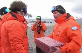 Video: Milei visitó la Antártida y le dieron un particular regalo